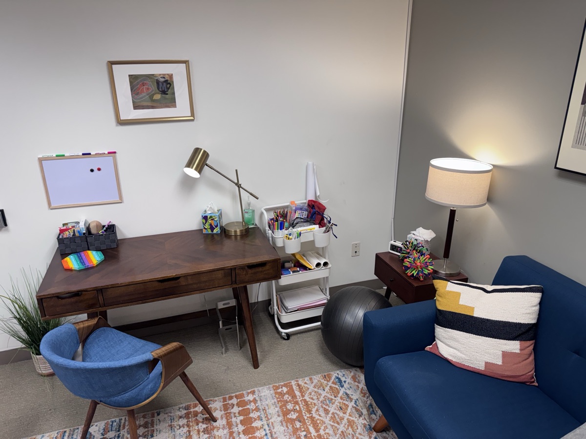 The desk and chair in the teen therapy space